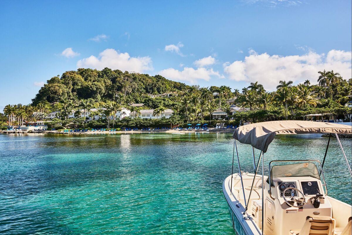 Set on a secluded 100-acre peninsula once blanketed in pineapple groves, Round Hill remains one of the Caribbean’s most iconic hideaways.