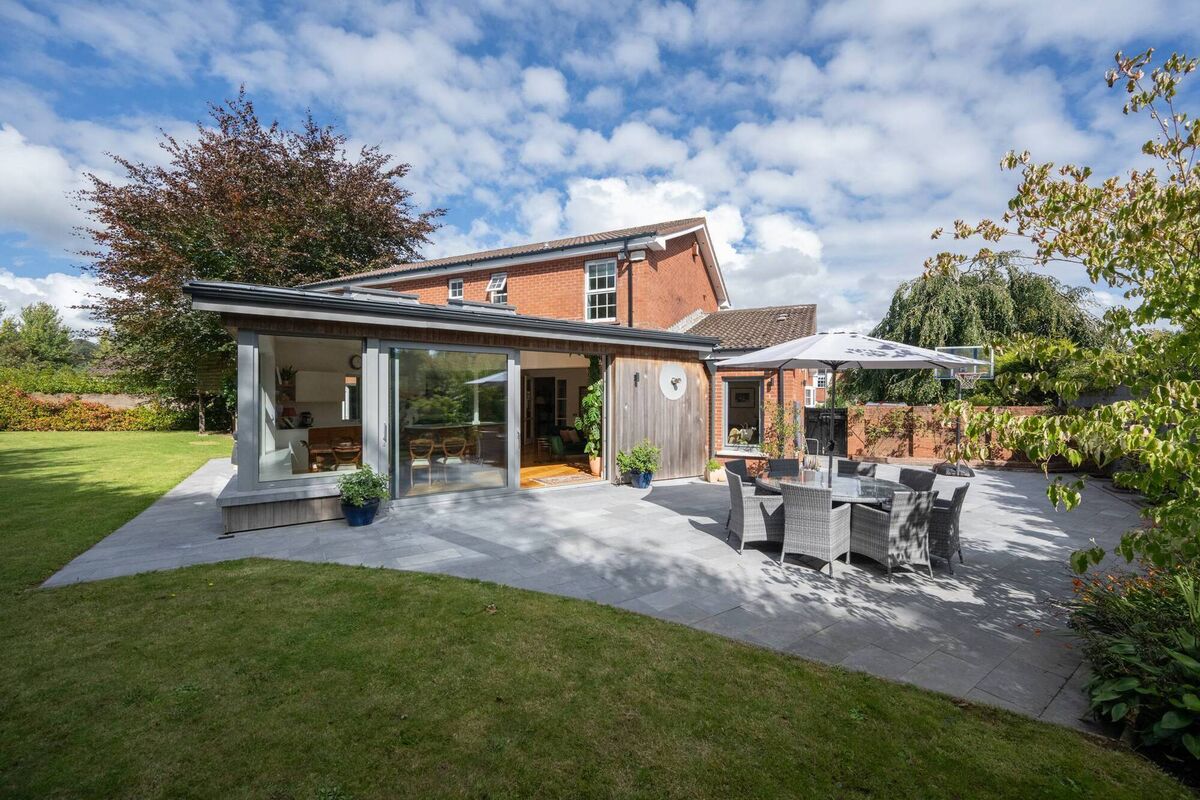 Stylish cedar-clad extension with zinc roof Stylish cedar-clad extension with zinc roof