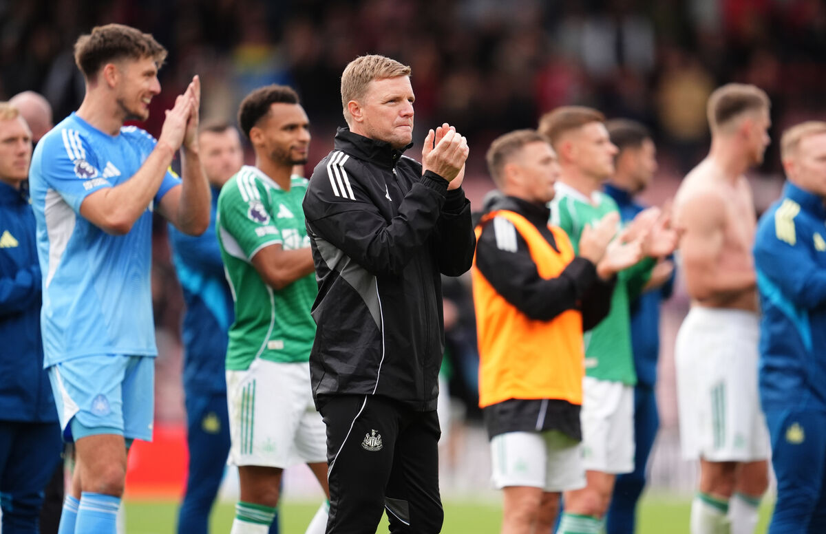 Newcastle United manager Eddie Howe and the players applaud the fans.