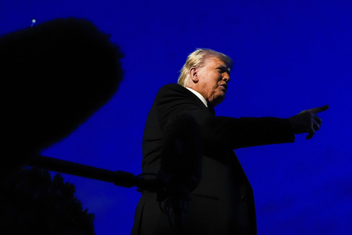  Donald Trump speaks to reporters before departing the White House, Saturday, Sept. 20, 2025, in Washington. (AP Photo/Julia Demaree Nikhinson)