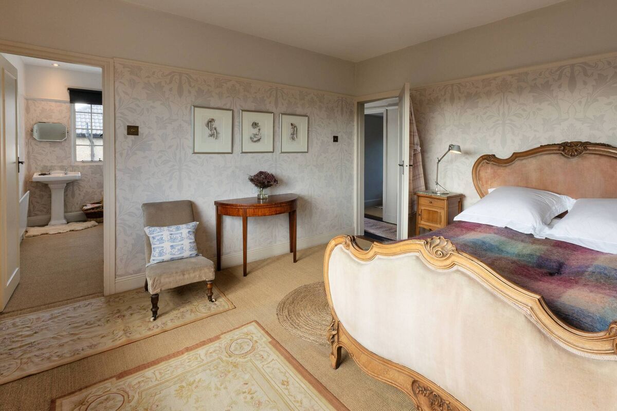 Main bedroom is en suite