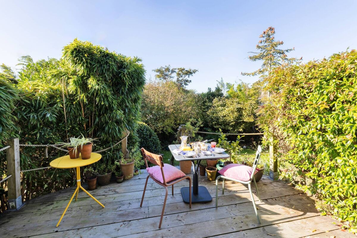 Decking and steps to the tiered garden