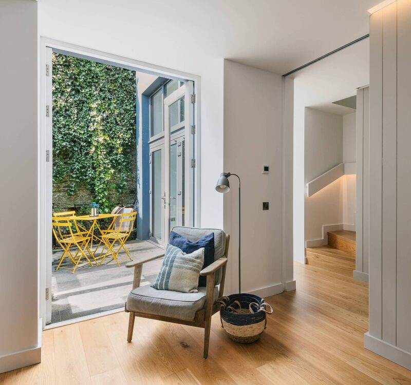 Selection, colour and texture of materials responds to the ‘Irish cottage aesthetic’, which blends with contemporary elements. 