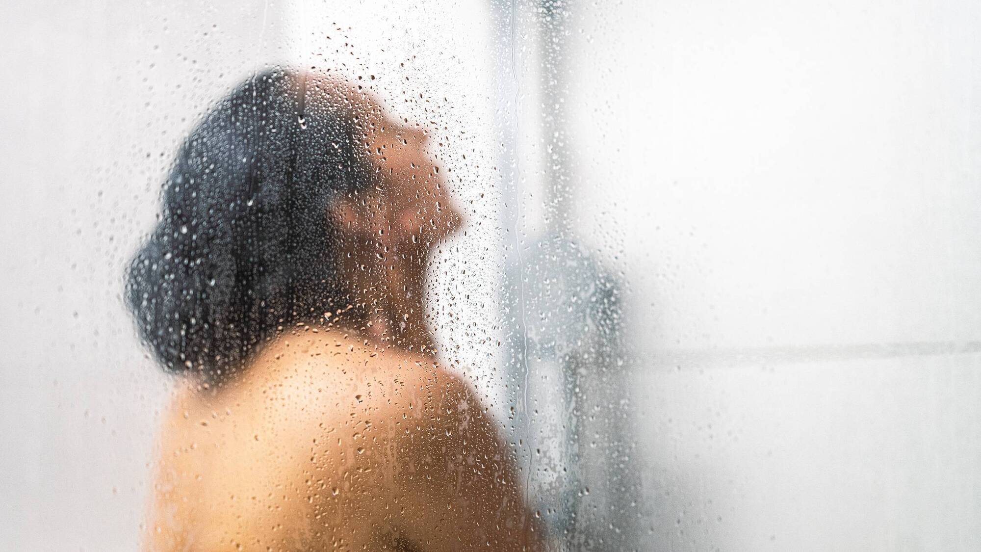 Life Hack: Can cat litter help to reduce condensation in your bathroom this autumn?