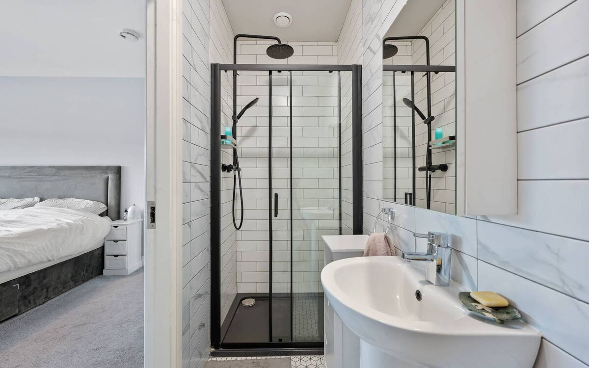 Stylish bathroom at No 85