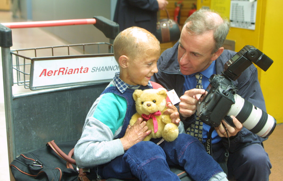 Irish Examiner photographer Kieran Clancy shows Nikolai Kutayev aged 6 from Belarus the pictures he has taken on his digital camera at Shannon Airport after Nikolai arrived with the Chernobyl Childrens Project. Picture James Horan/Press 22 Irish Examiner photographer Kieran Clancy shows Nikolai Kutayev aged 6 from Belarus the pictures he has taken on his digital camera at Shannon Airport after Nikolai arrived with the Chernobyl Childrens Project. Picture James Horan/Press 22