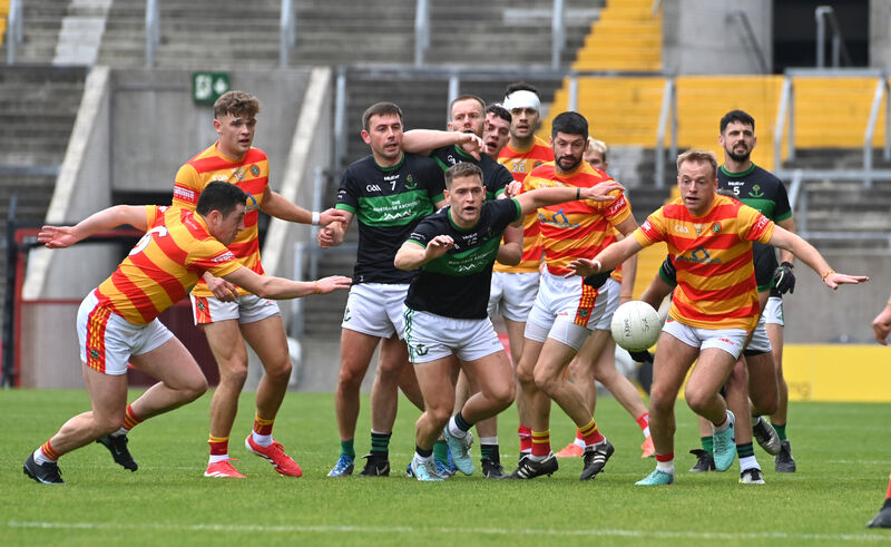 Newcestown players Micheál McSweeney and Luke Meade are first to react to this breaking ball ahead of Nemo Rangers players Ciaran McCartan and Kevin O'Donovan. Pic: Dan Linehan