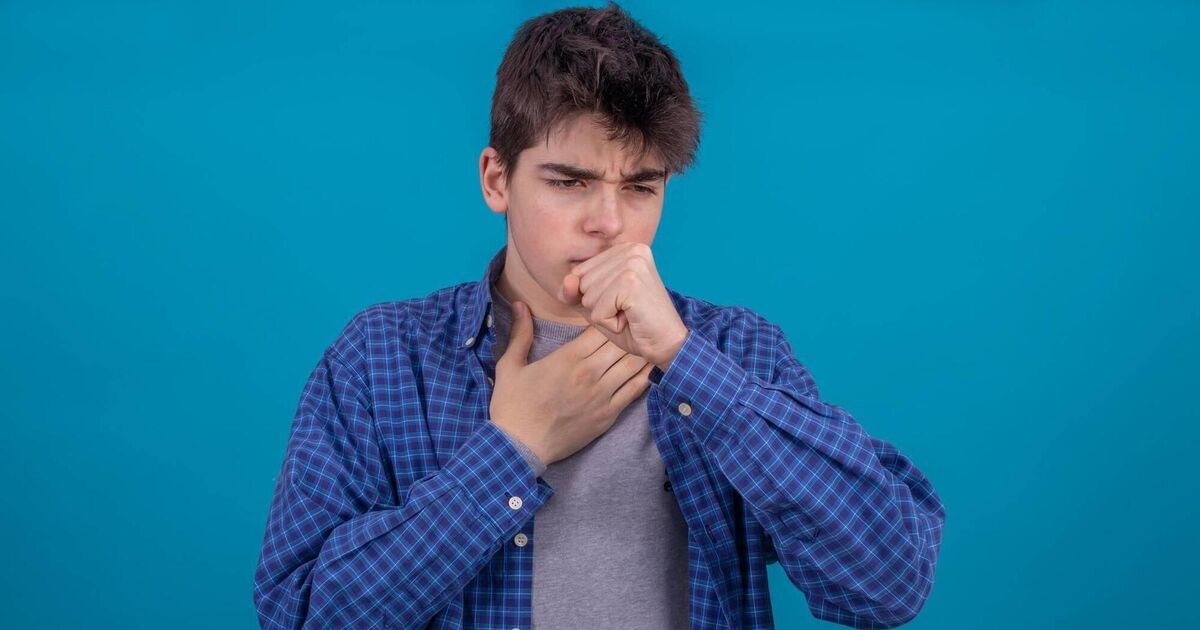 激しい咳に悩まされている十代の若者にとって最善の治療法は何でしょうか?