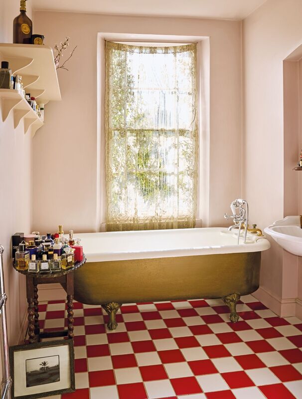 La première maison de Pearl Lowe à Camden, Londres, conserve une salle de bain d'époque particulièrement glamour. La première maison de Pearl Lowe à Camden, Londres, conserve une salle de bain d'époque particulièrement glamour.