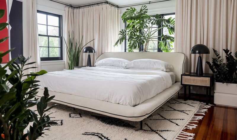 La chambre principale de Hilton Carter met en scène des plantes pour améliorer la qualité de l'air et apporter de la couleur à une décoration monochrome. La chambre principale de Hilton Carter met en scène des plantes pour améliorer la qualité de l'air et apporter de la couleur à une décoration monochrome.