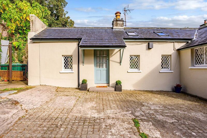 Lodge to the rear of No 10, which also has off-street parking for two cars via nearby carriageway Lodge to the rear of No 10, which also has off-street parking for two cars via nearby carriageway