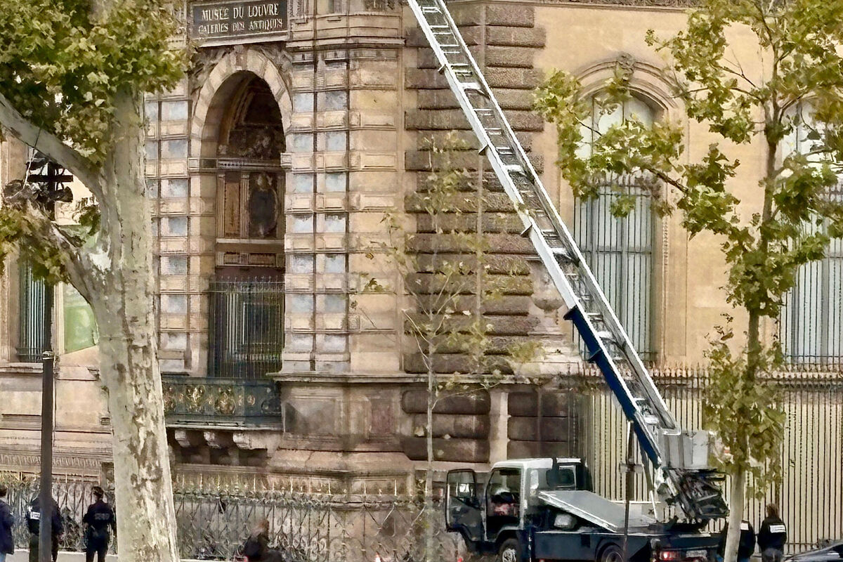 The basket lift used by thieves at the Louvre. Picture: AP/Alexander Turnbull