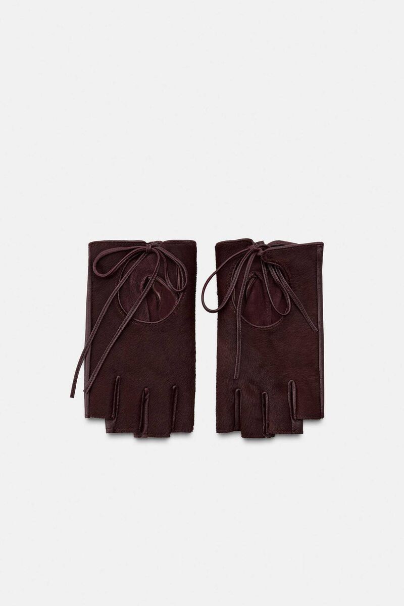 Faux Fur Trim Leather Mittens, €45.95, Zara. Faux Fur Trim Leather Mittens, €45.95, Zara.