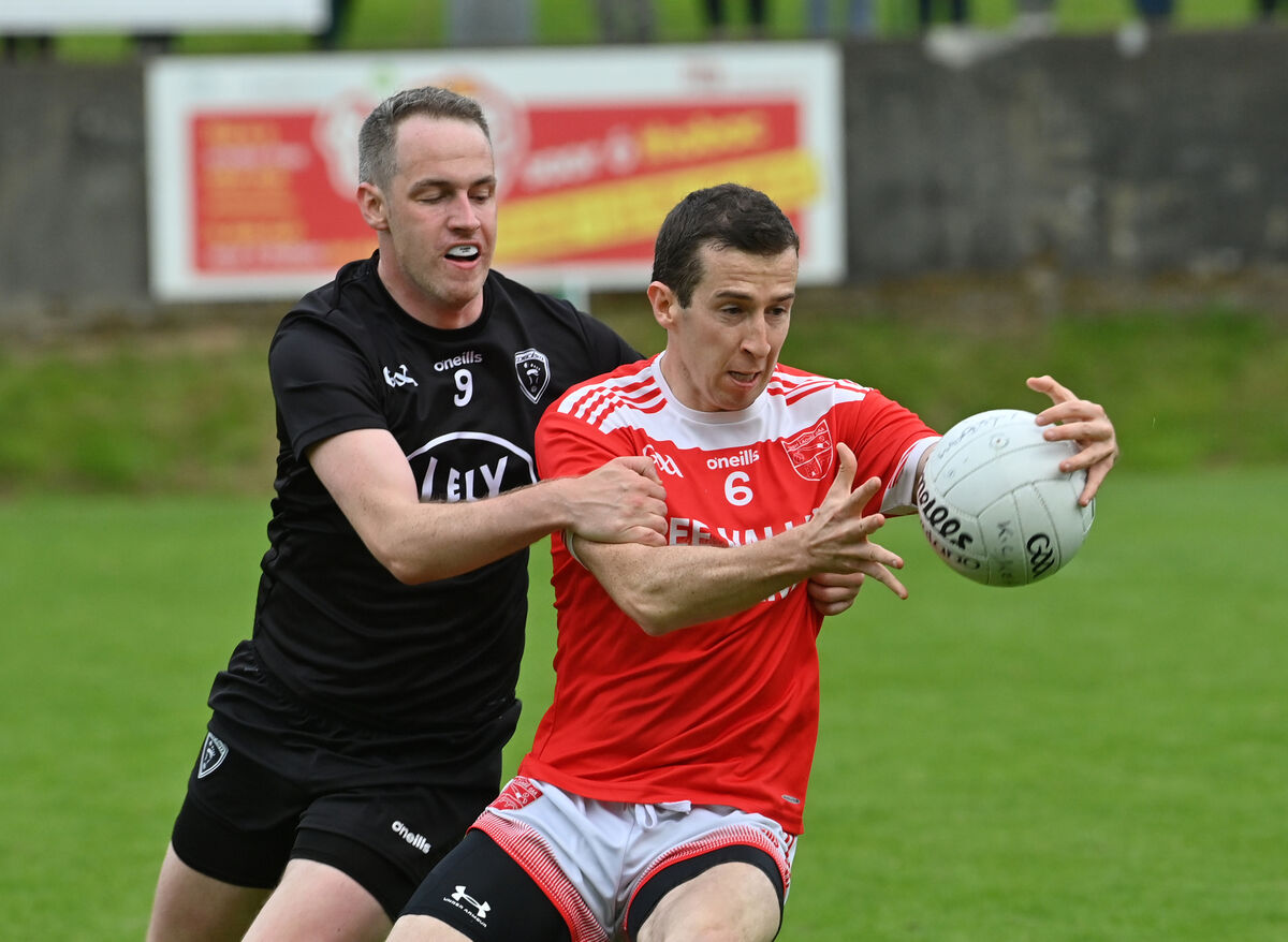 Kiskeam's Gene Casey getting in a tackle on Uibh Laoire's Seán O'Leary during their Premier IFC match in Macroom. Pic:  Dan Linehan