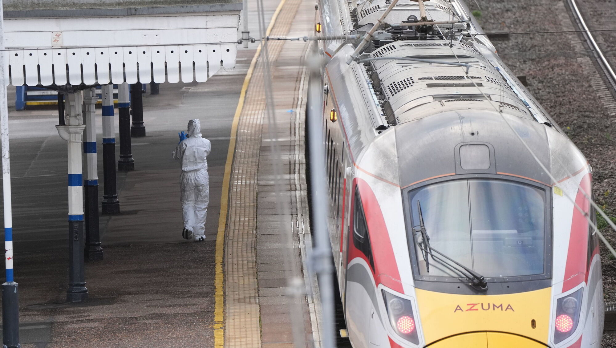 Nine suffer life-threatening injuries as UK terror police probe train stabbing