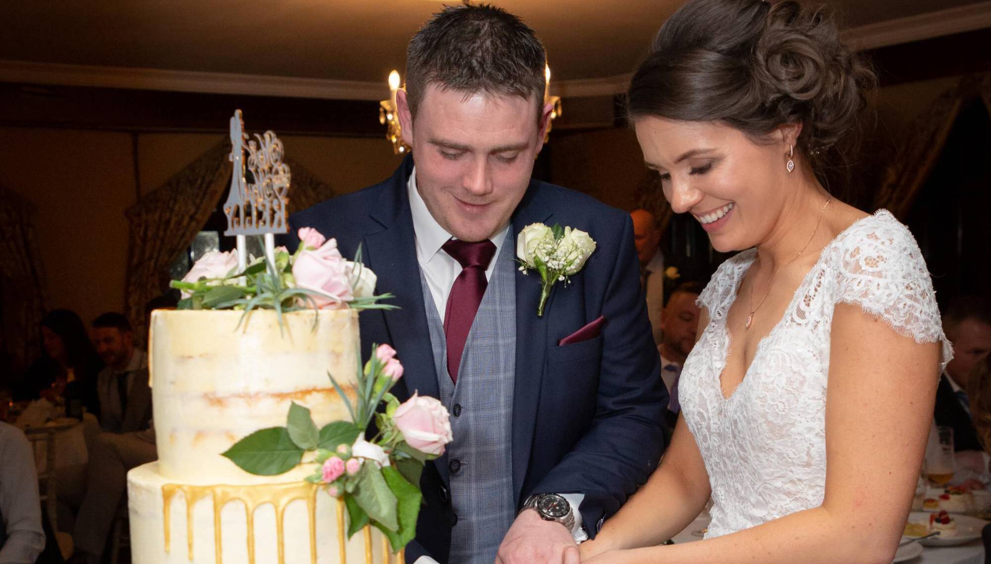  Orla Ní Fhinneadha and Eoin Kelly cutting the cake made by Cynthia Nasri.