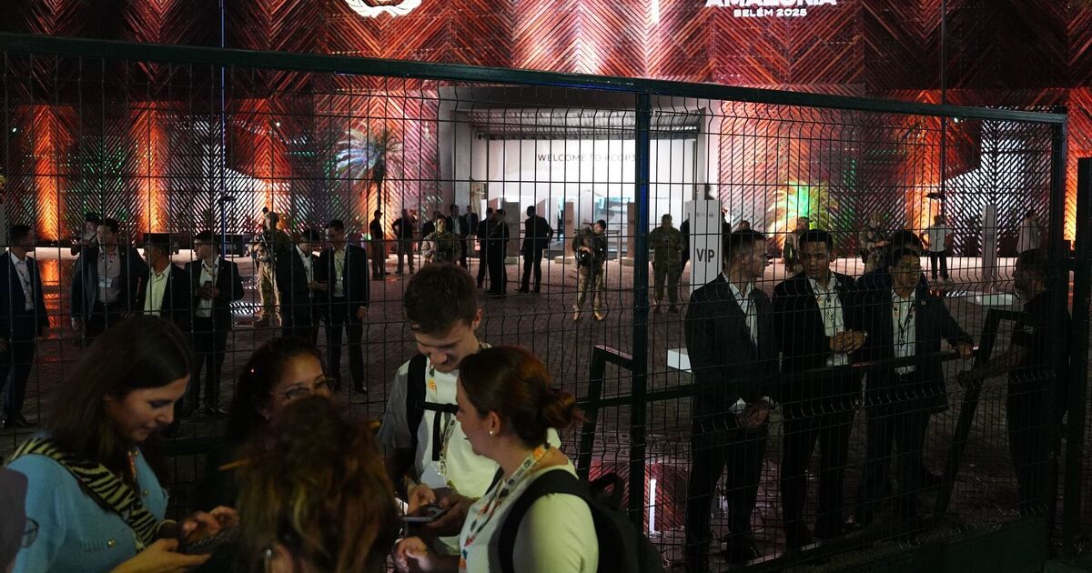 Demonstranten verschaffen sich gewaltsam Zutritt zum Veranstaltungsort des ...