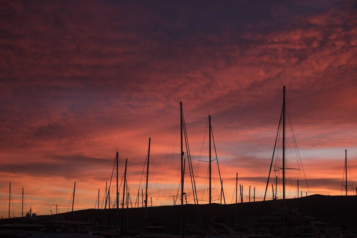 Reds sail in the sunset