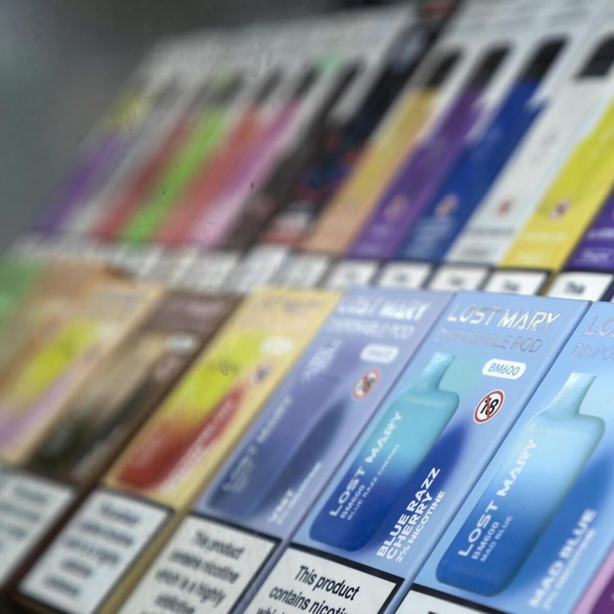 Minister plans to ban disposable vapes and restrict nicotine pouches