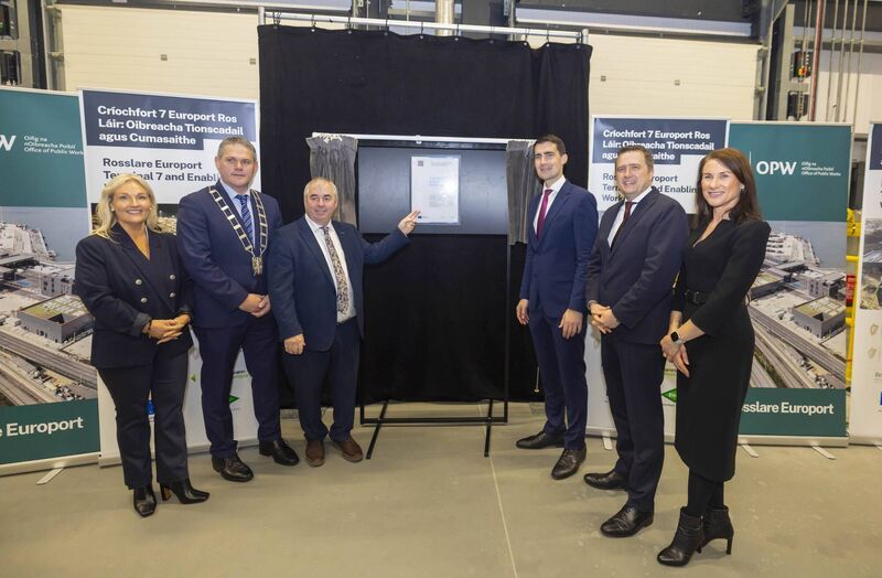 At the Rosslare Europort Terminal 7 and Enabling Works opening: Ceann Comhairle Verona Murphy, Cathaoirleach, Wexford Co Council, Ger Carthy, Minister of State at the Department of Public Expenditure, Kevin Moran, Minister for Public Expenditure,  Jack Chambers, Minister for Housing, Local Government and Heritage, James Browne, and Iarnród Éireann CEO, Mary Considine. 