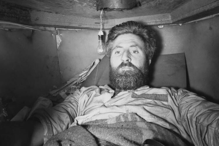 Mick Meaney — he was also often referred to as Mike or Michael — from Tipperary in his coffin during his record-breaking feat in London in 1968. While underground, he was supplied with air, food, newspapers, and books through a six-inch pipe, and also had a phone for emergencies.
