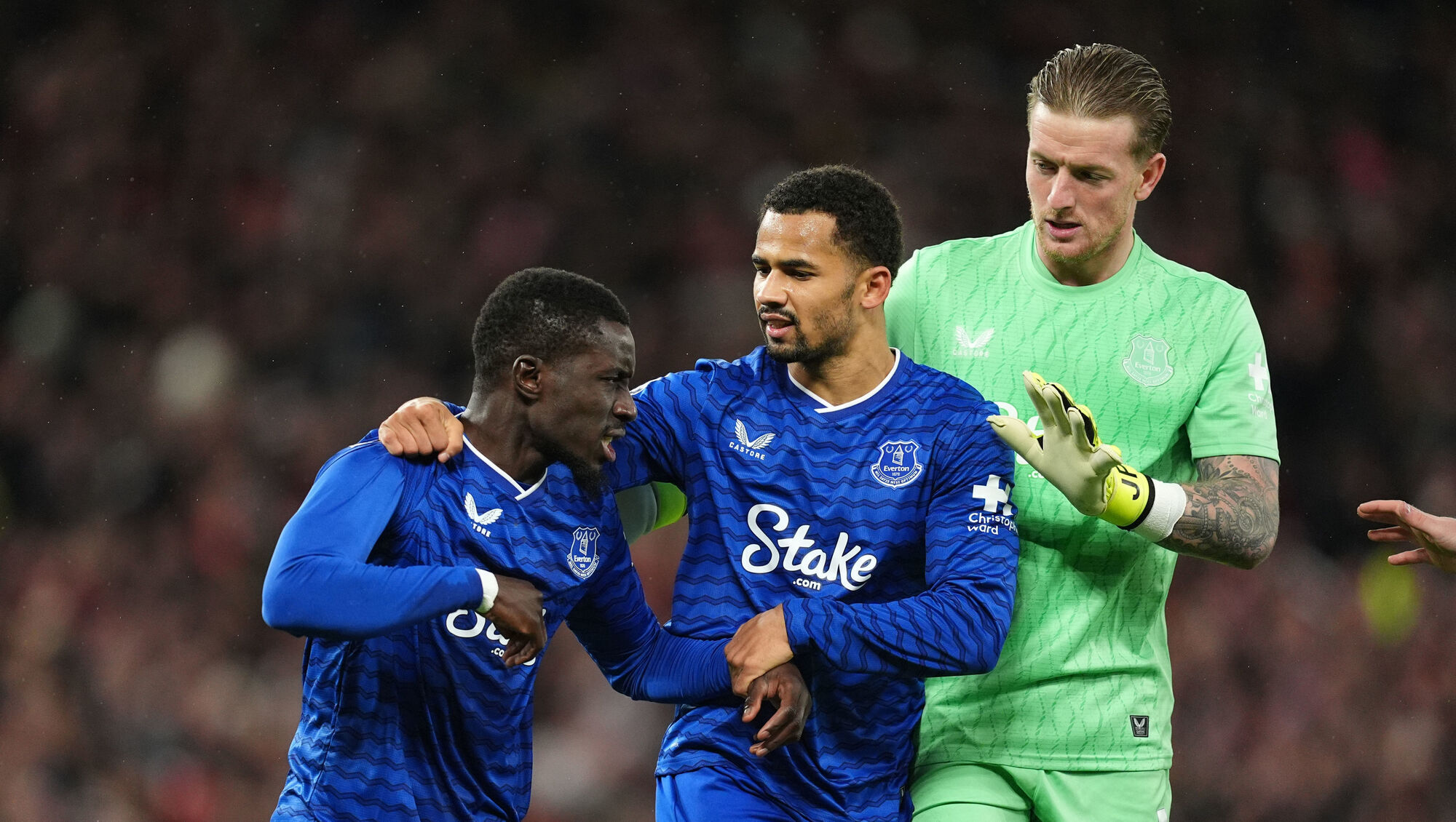 Idrissa Gueye applauded by Everton teammates after apologising for Michael Keane slap