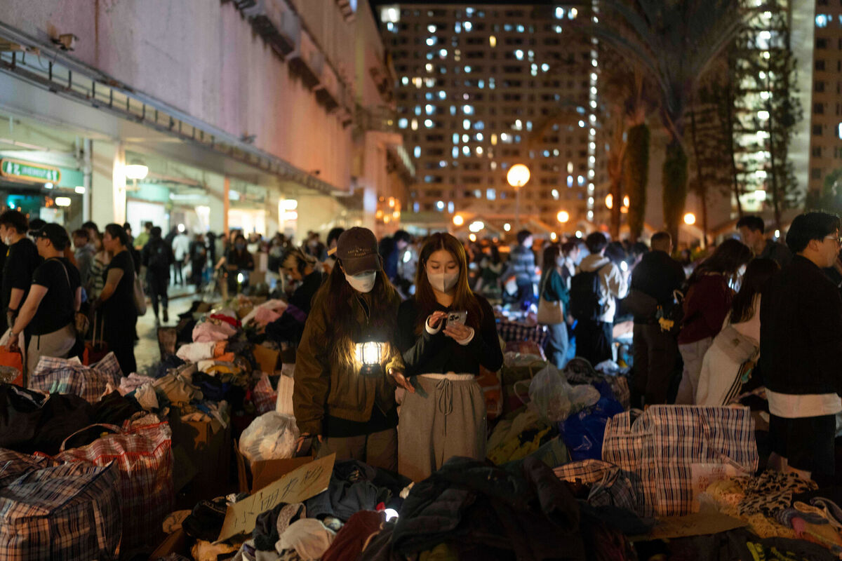 Volunteers provide warm clothings for residents in the aftermath of a fire at Wang Fuk Court, a residential estate in the Tai Po district of Hong Kong's New Territories, Thursday, Nov. 27 2025. (AP Photo/Ng Han Guan) Volunteers provide warm clothings for residents in the aftermath of a fire at Wang Fuk Court, a residential estate in the Tai Po district of Hong Kong's New Territories, Thursday, Nov. 27 2025. (AP Photo/Ng Han Guan)