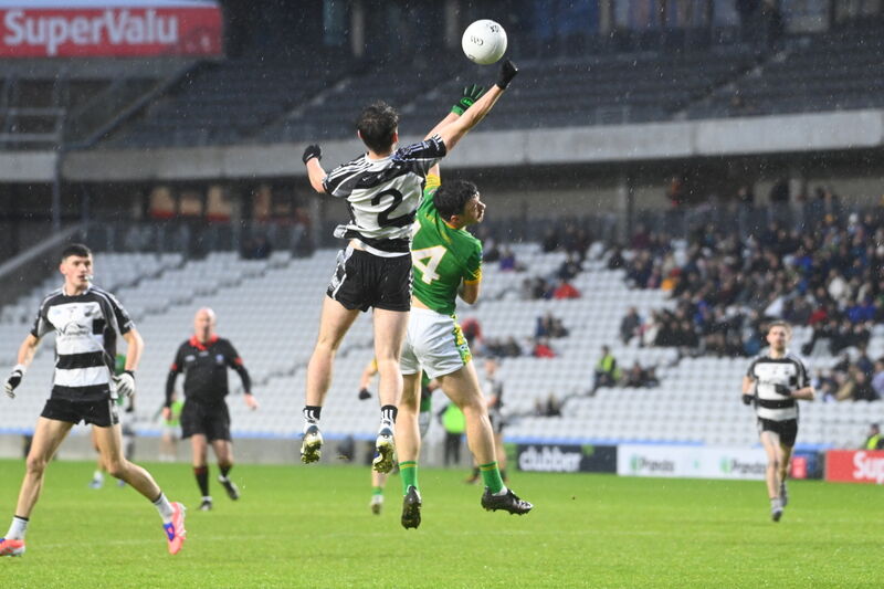  Rory Honohan, Donoughmore rises with Joe Collins, Kilmacabea. Pic: Larry Cummins
