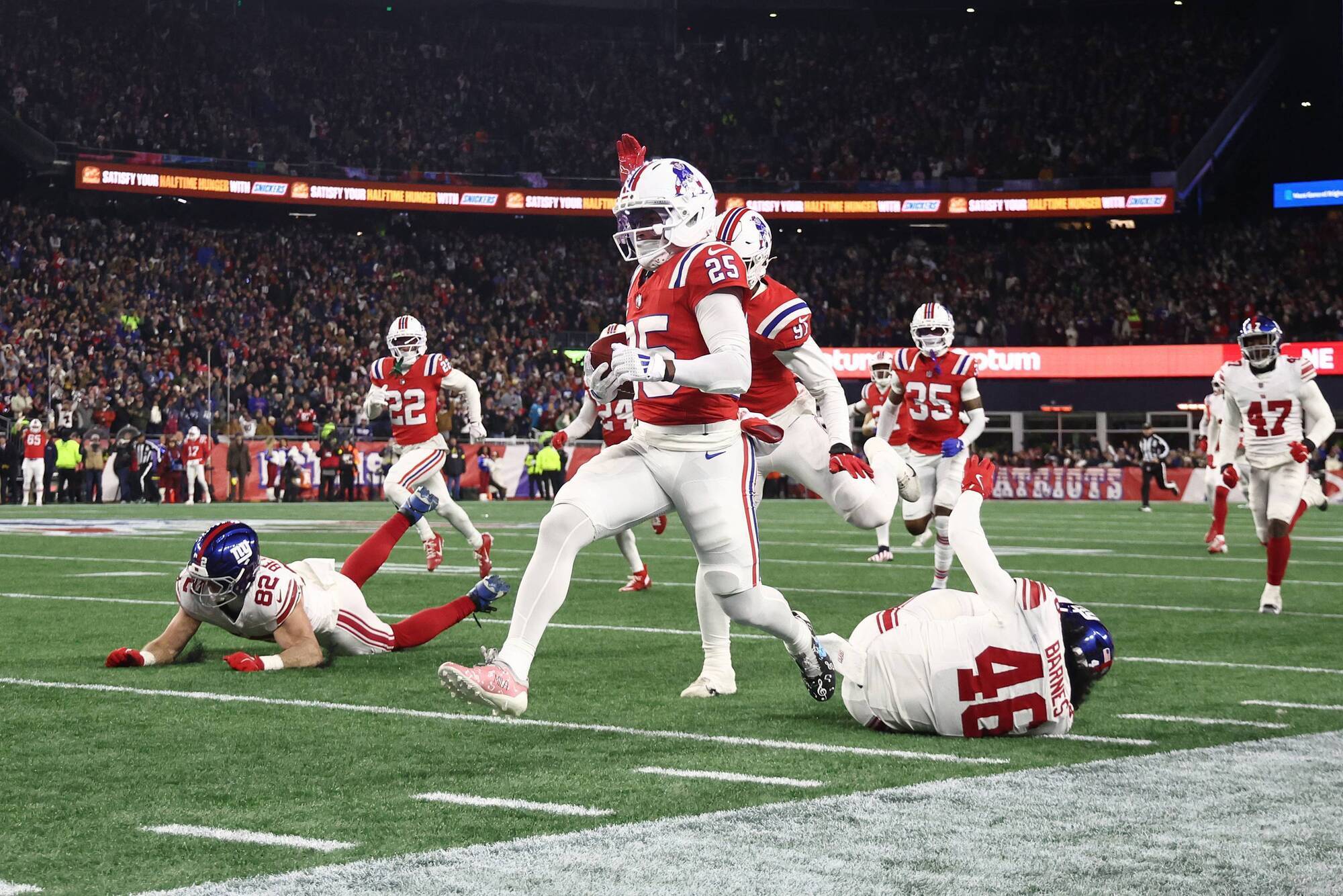 Patriots extend win streak to 10 games, beat down hapless Giants