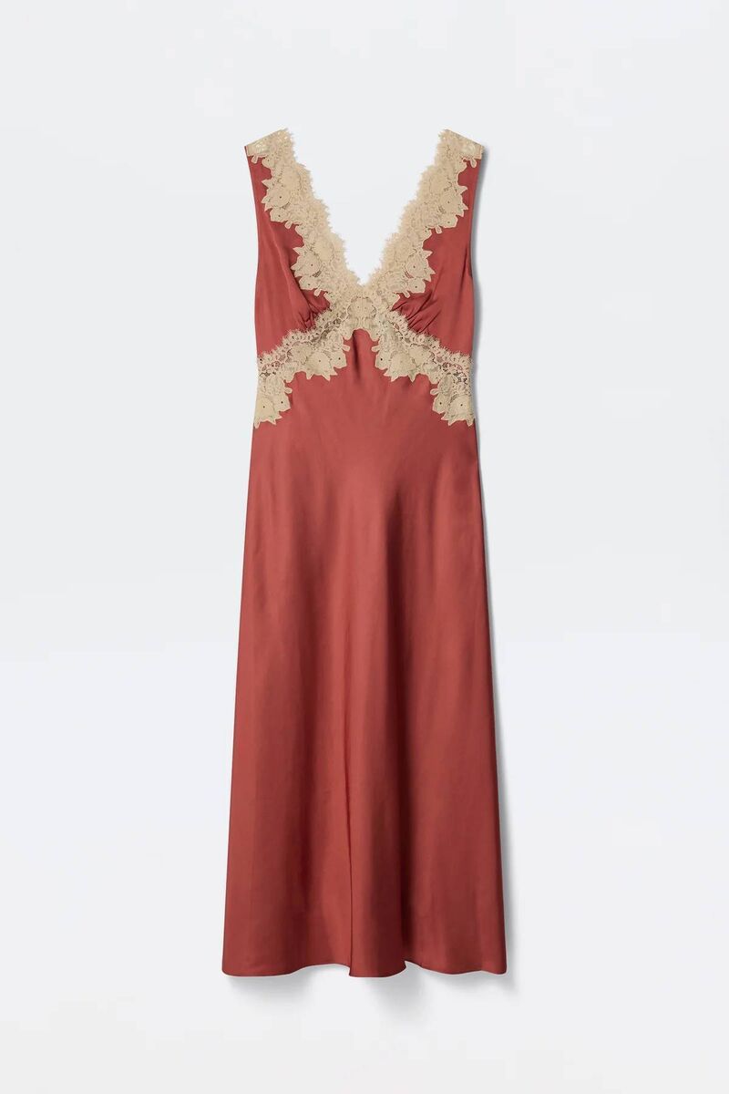 ‘Lysandra’ satin dress, RIXO, €535 rixolondon.com
‘Lysandra’ satin dress, RIXO, €535 rixolondon.com