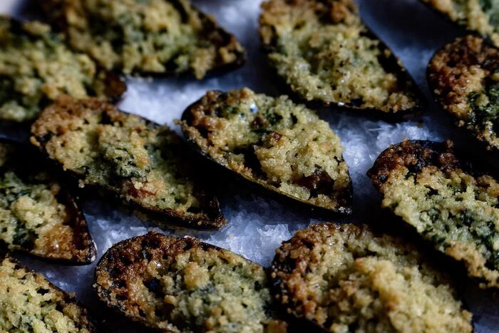 Garlic Butter Mussels au Gratin