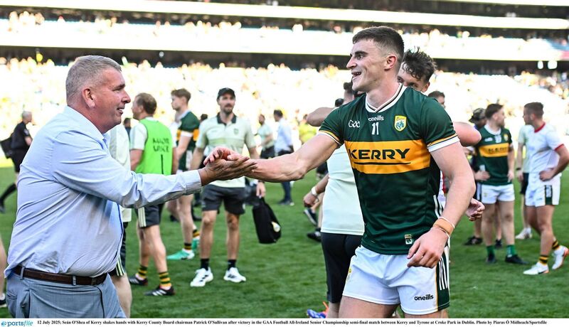 Kerry GAA chairman Patrick O'Sullivan congratulates Seán O'Shea in Croke Park. Pic: Piaras Ó Mídheach/Sportsfile