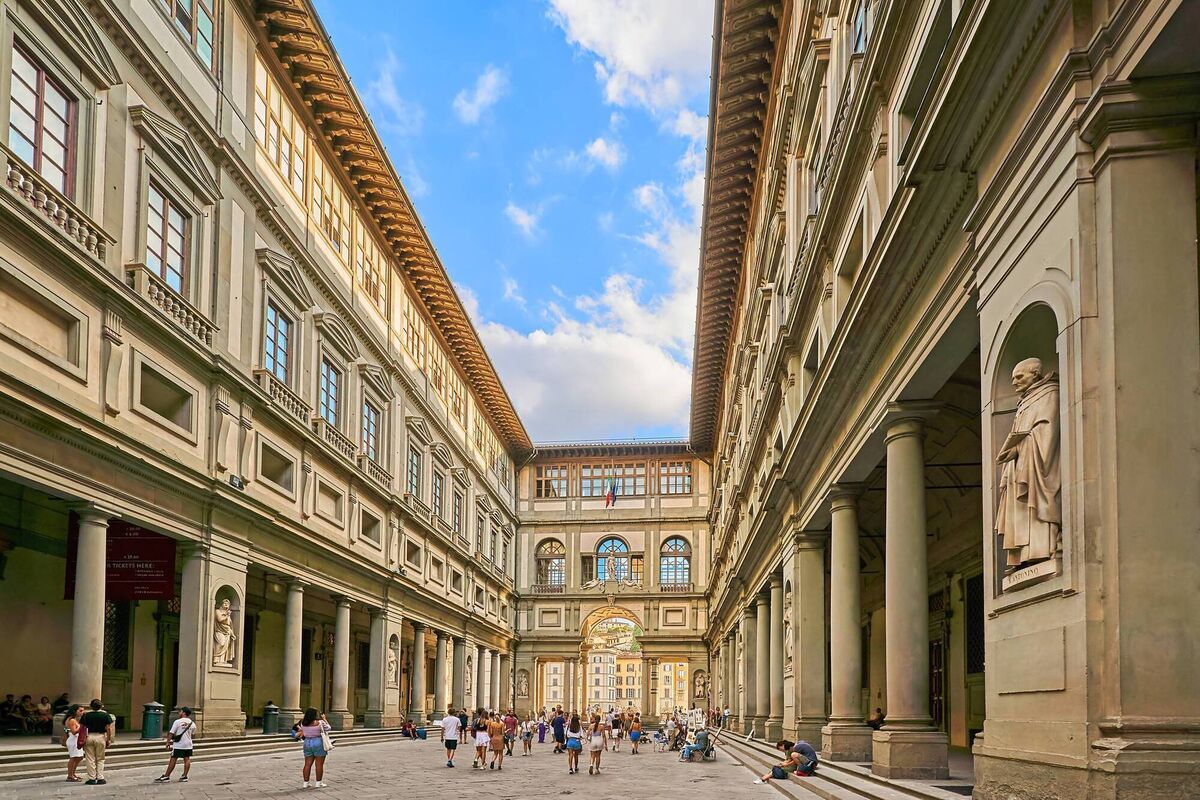 Crowd in the courtyard of the Uffizi Gallery in Florence.