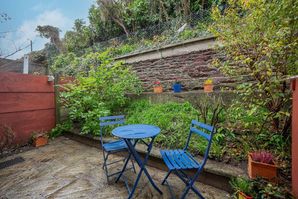 Low maintenance garden courtyard