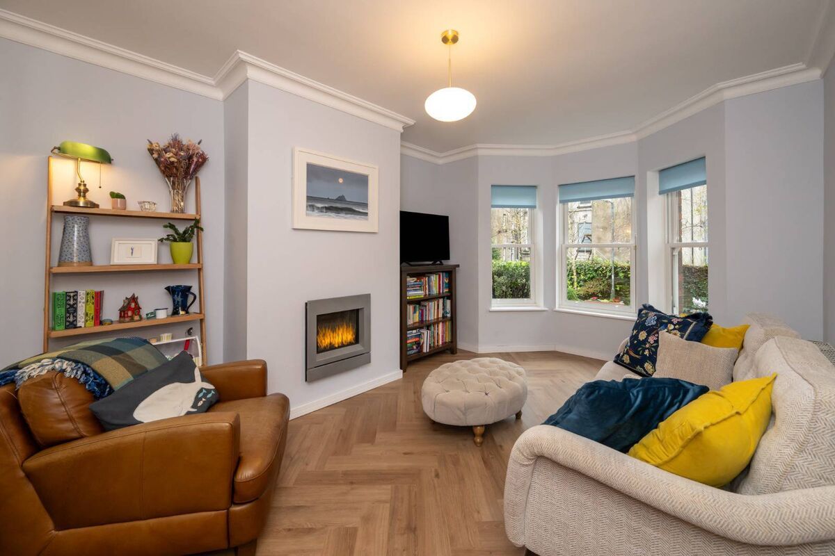 A big bay brings light into the living room 