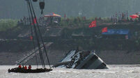 Rescuers upright capsized Yangtze ship