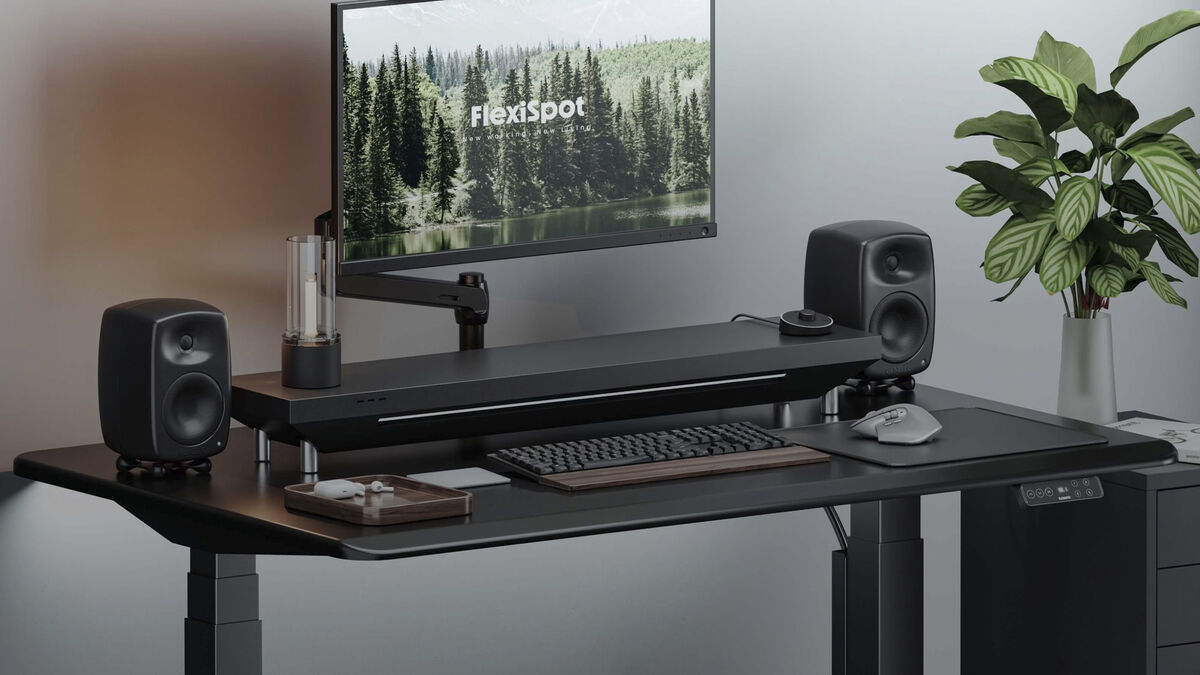 The FlexiSpot E7 Flow, fully assembled in Volcano Grey with the ergonomic bevelled edge on show. Picture: FlexiSpot