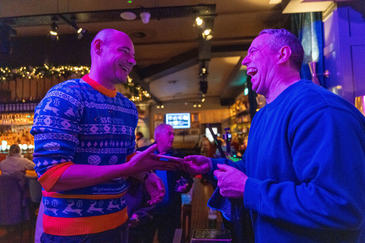 Patrick Ahern Hosts at Tradehouse Central in Ballincollig, Henrik Foerster rents the table quiz tablet to use its quiz app from quiz Master Patrick Ahern at Tradehouse Central in Ballincollig. Picture: Noel Sweeney