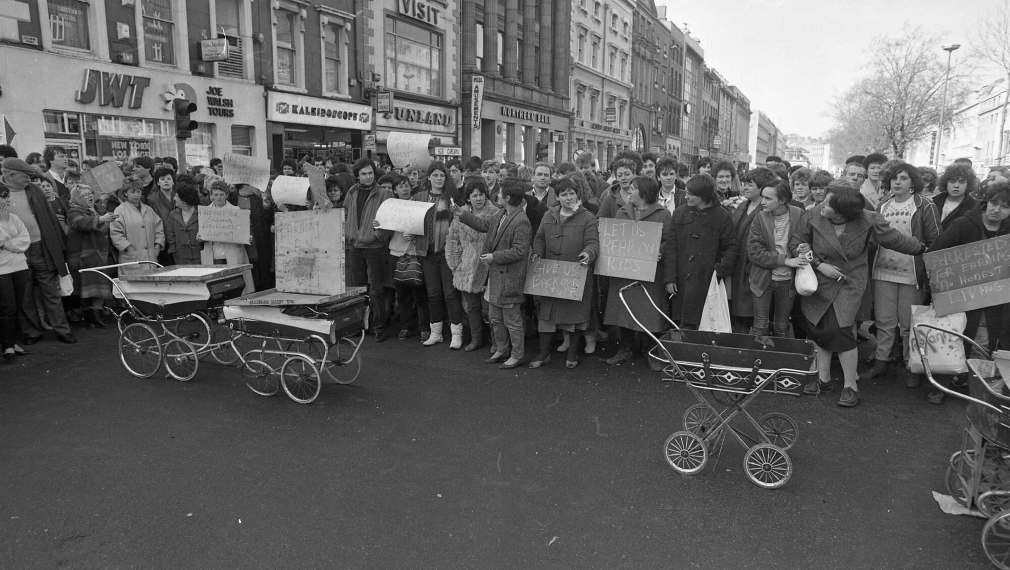 Book review: Dublin’s street traders come alive, alive-O