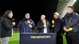 <p>Premier Sport's Graham Little, Tom Shanklin,  Simon Zebo and Matt Banahan speak with Munster's Head Coach Clayton McMillan after the match at Cork GAA HQ. Pic: INPHO/Dan Sheridan</p>