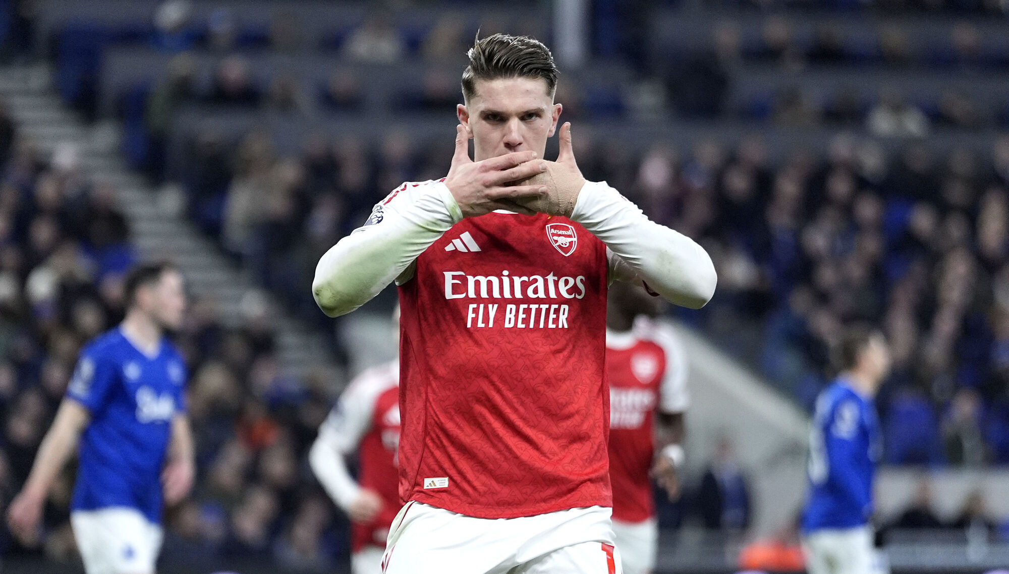 Gyokeres penalty sends scrappy Arsenal top with win at Everton