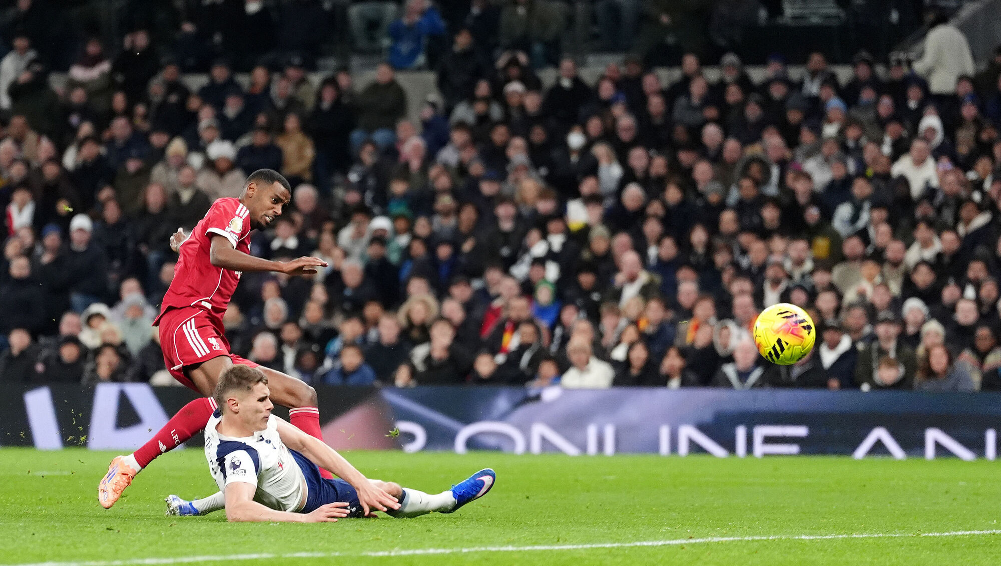 Thomas Frank defends Micky van de Ven over Alexander Isak tackle