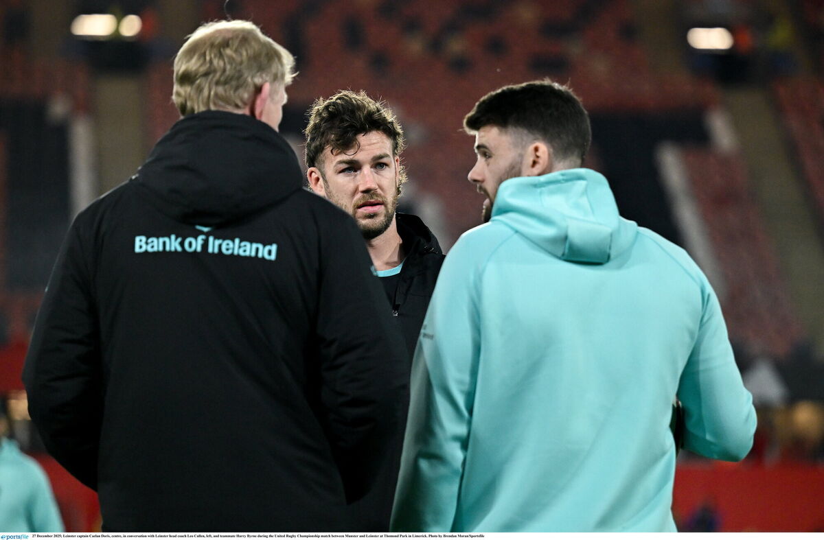 In enemy territory: Leinster captain Caelan Doris (centre) in conversation with head coach Leo Cullen and teammate Harry Byrne. Pic: Brendan Moran/Sportsfile