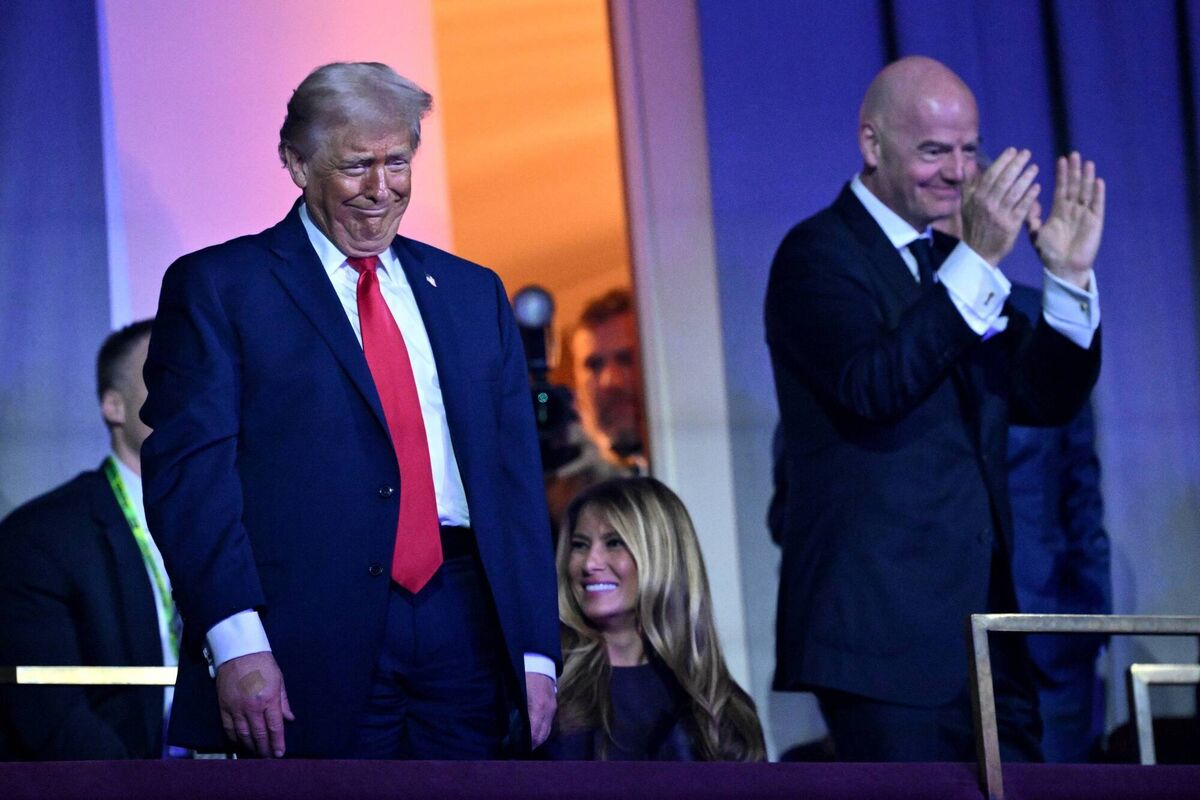 PLAIN WEIRD: US President Donald Trump and First Lady Melania Trump with Gianni Infantino, President of FIFA, during the FIFA World Cup 2026 Official Draw at John F. Kennedy Center (Photo by Mandel NGAN - Pool/Getty Images)