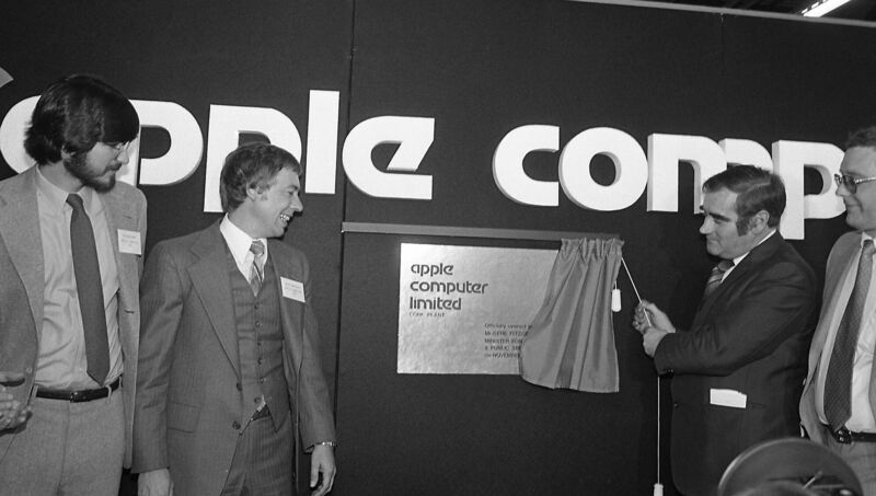 TD Gene Fitzgerald unveiling a plaque to officially open the new Apple Computer Ltd plant at Hollyhill Cork, on November 24, 1980