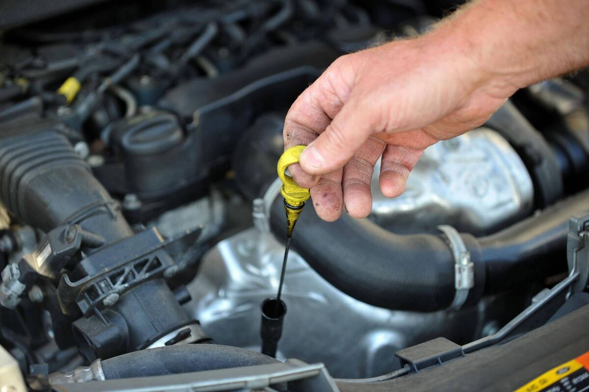 A major service consists of replacing the engine oil, oil filter, spark plugs, brake fluid, air filter and pollen filter.