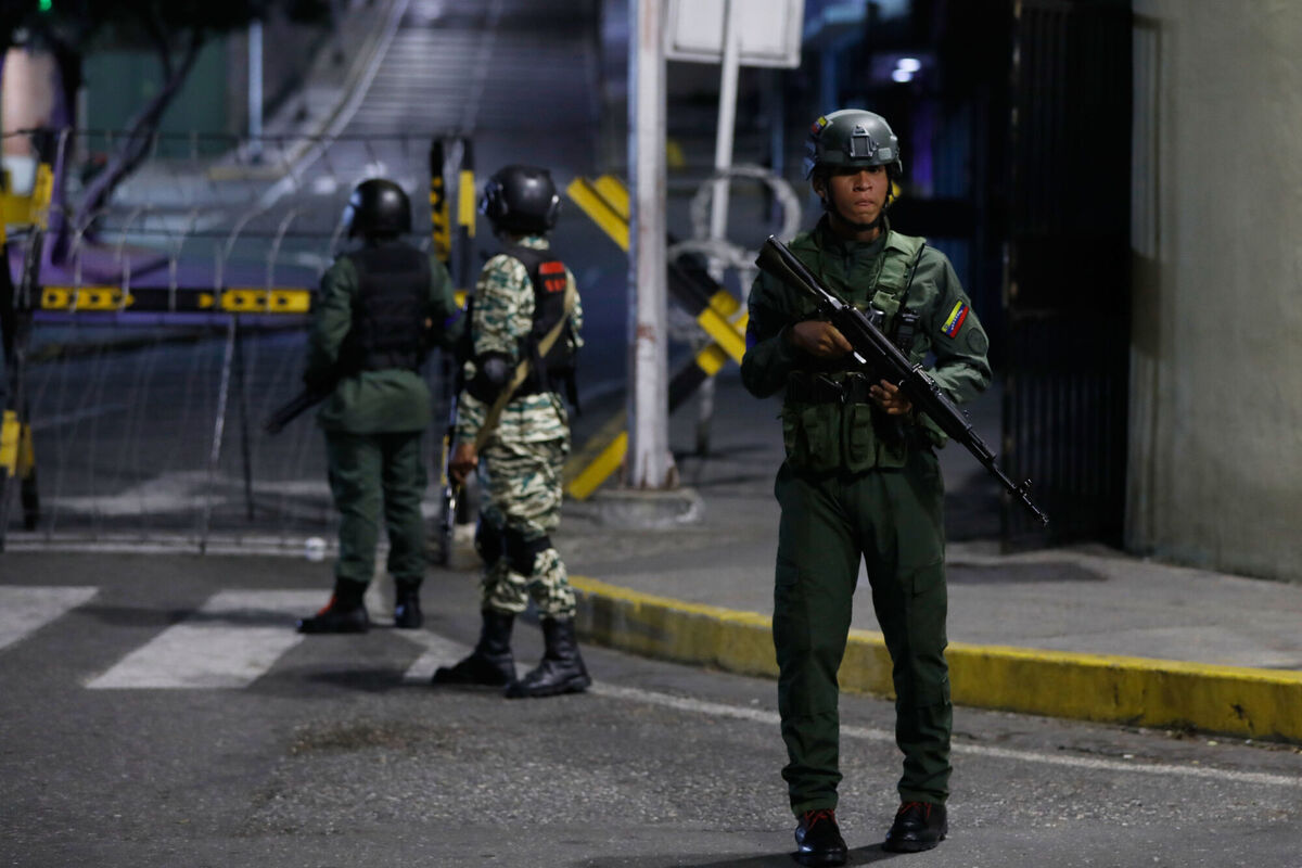 Soldiers guard the area around the Miraflores presidential palace after explosions and low-flying aircraft were heard in Caracas, Venezuela, Saturday, Jan. 3, 2026. (AP Photo/Cristian Hernandez) Soldiers guard the area around the Miraflores presidential palace after explosions and low-flying aircraft were heard in Caracas, Venezuela, Saturday, Jan. 3, 2026. (AP Photo/Cristian Hernandez)
