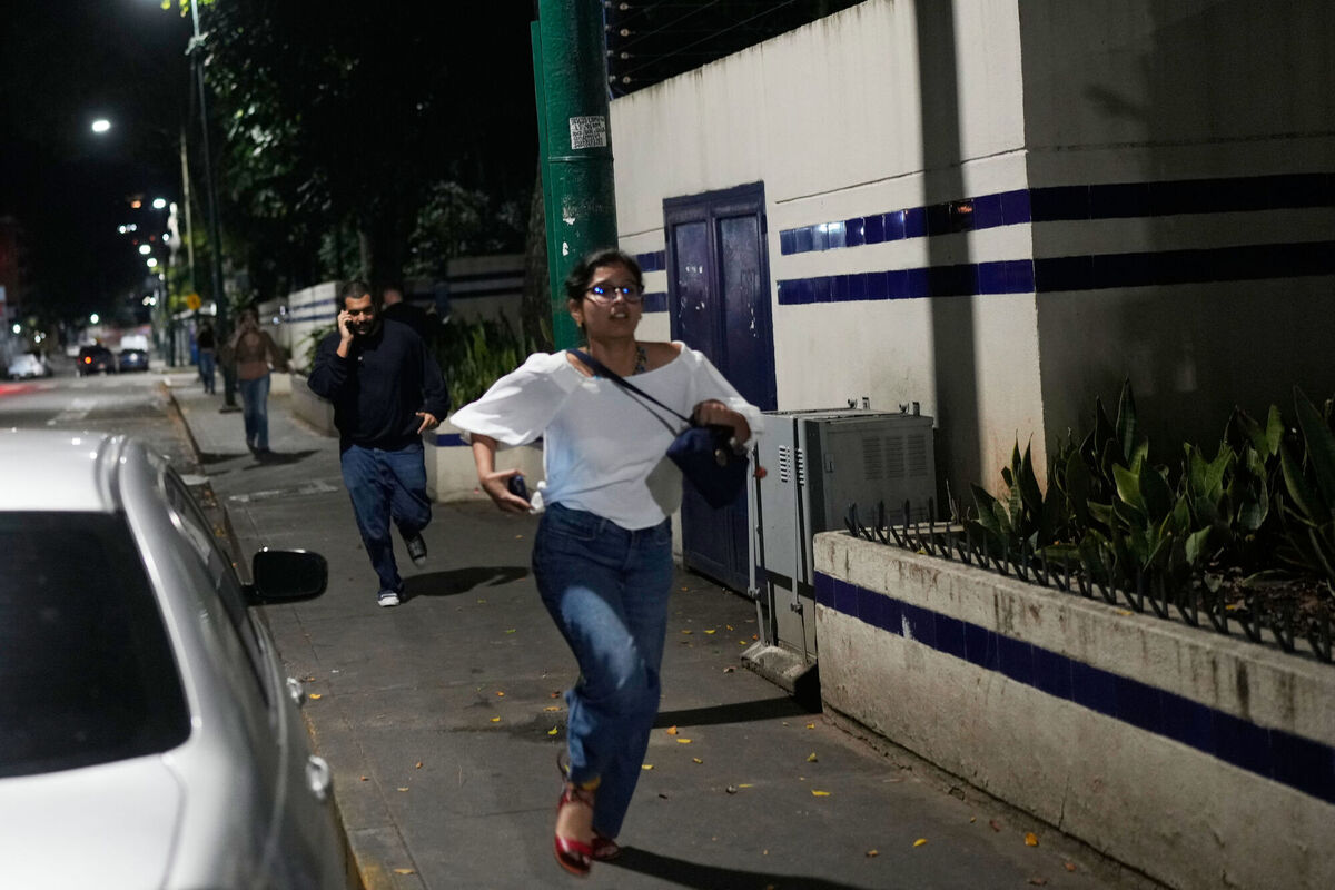 Pedestrians run after explosions and low-flying aircraft were heard in Caracas, Venezuela, Saturday, Jan. 3, 2026. (AP Photo/Matias Delacroix) Pedestrians run after explosions and low-flying aircraft were heard in Caracas, Venezuela, Saturday, Jan. 3, 2026. (AP Photo/Matias Delacroix)