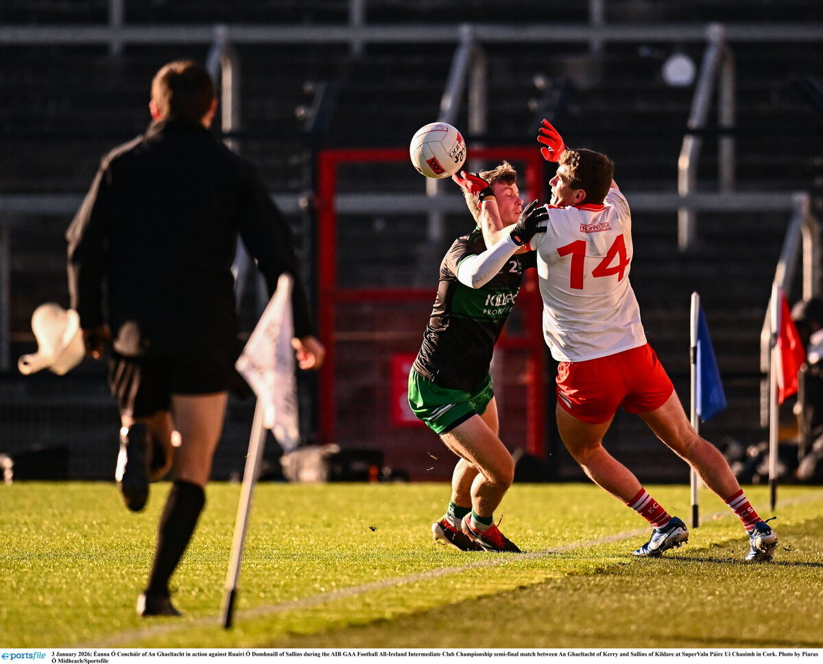 Éanna Ó Conchúir of An Ghaeltacht in action against Ruairí Ó Domhnaill of Sallins. Pic: Piaras Ó Mídheach/Sportsfile