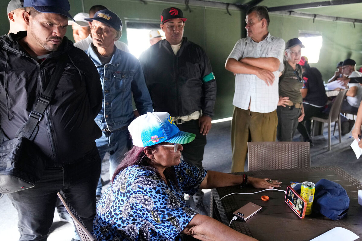 Government supporters listen to a press conference by U.S. President Donald Trump explaining details of the operation in which U.S. forces captured and removed President Nicolás Maduro, in Caracas, Venezuela, Saturday, Jan. 3, 2026. (AP Photo/Ariana Cubillos) Government supporters listen to a press conference by U.S. President Donald Trump explaining details of the operation in which U.S. forces captured and removed President Nicolás Maduro, in Caracas, Venezuela, Saturday, Jan. 3, 2026. (AP Photo/Ariana Cubillos)